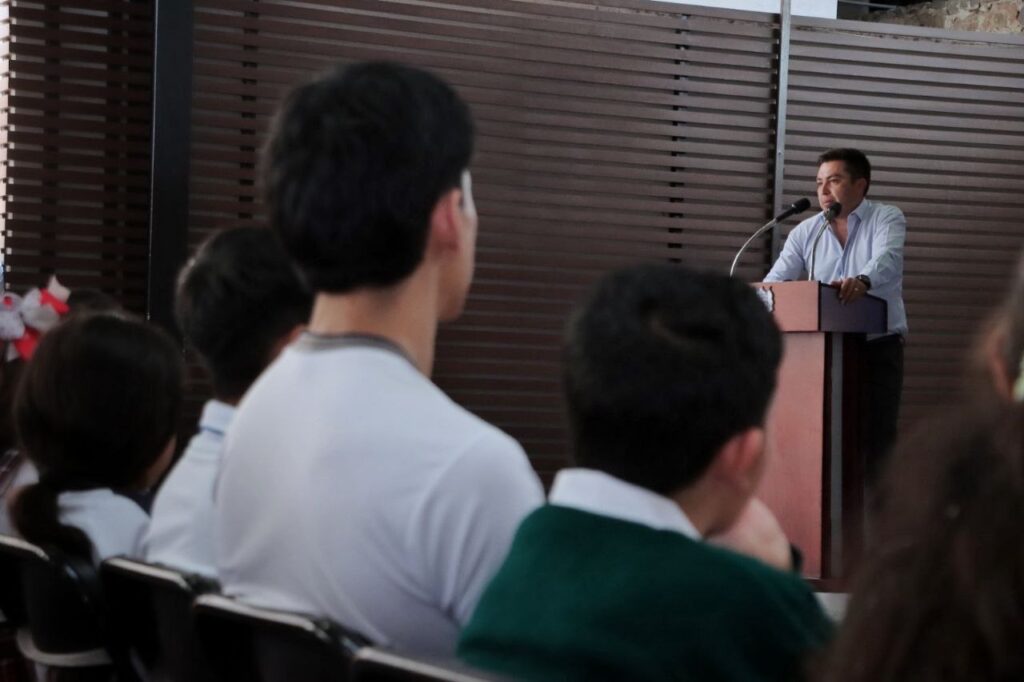 Entregan laptops a estudiantes de Corregidora